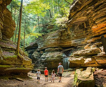 Family hiking Old Man’s Cave while visiting Hocking Hills with kids in Ohio.