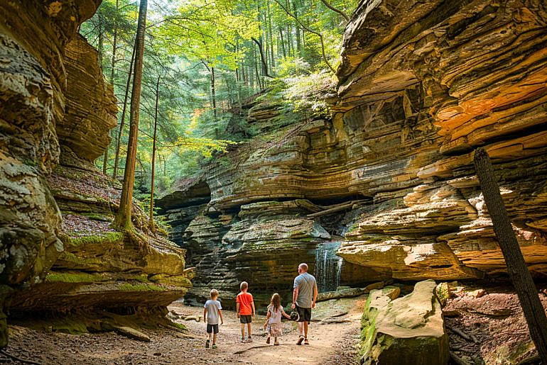 Family hiking Old Man’s Cave while visiting Hocking Hills with kids in Ohio.